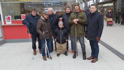 Gruppenfoto-am-Infopoint-im-Kieler-Hbf